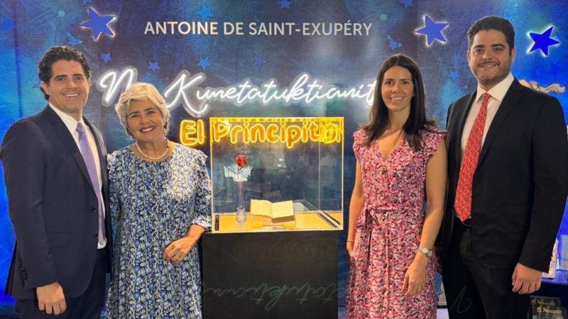 Libro de Antonie de Saint-Exupéry en la binaes