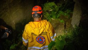 Elementos de Protección Civil verifican zonas afectadas por lluvias. Foto EDH / Cortesía.