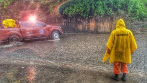 Monitoreos preventivos en zonas vulnerables a inundaciones debido a las lluvias. Foto EDH / Cortesía Protección Civil.