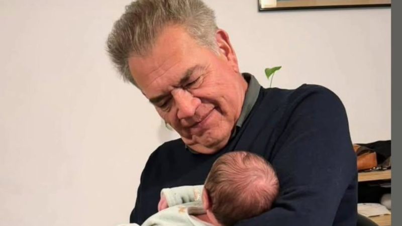 Moisés Urbina y su nieto conmovieron a los seguidores del presentador salvadoreño.