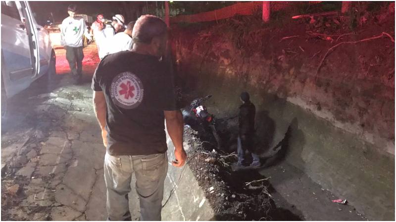 El motociclista perdió el control y salió disparado. Foto / Cuerpo de Reacción Inmediata