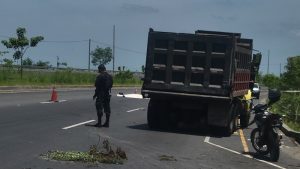 El motociclista fue hallado sin vida por socorristas, el acompañante fue trasladado por la PNC. Foto: Comandos de Salvamento