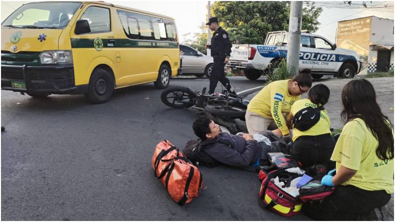 El joven siendo atendido por los socorristas. Foto / Cortesía Comandos