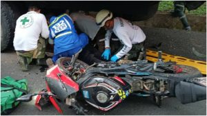 Debajo del camión quedó el motociclista. Foto / Cortesía Cruz Verde