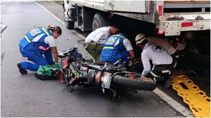 Paramédicos del SEM y Cruz Verde llegaron a la escena. Foto / Cortesía 