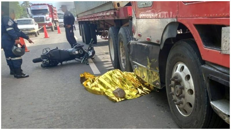 Motociclista murió al chocar con una rastra. Foto / Cortesía 