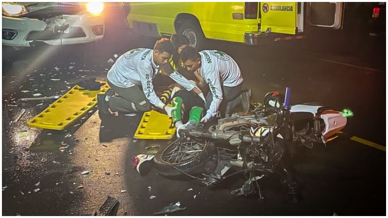Momento en que la víctima es auxiliada por los socorristas. Foto / Cortesía Cruz Verde