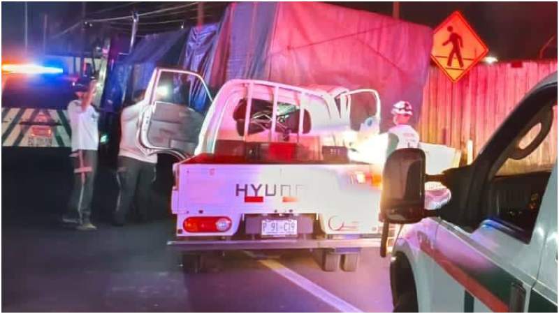 El camioncito se estrelló contra la parte trasera de una rastra. Foto / Cortesía Cruz Verde