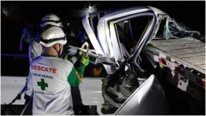 Fue necesario el uso de equipo hidráulico para recuperar el cadáver. Foto / Cortesía Cruz Verde