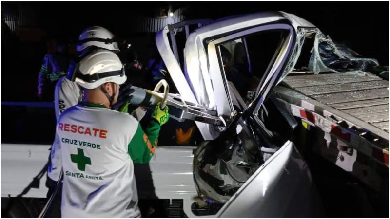 Fue necesario el uso de equipo hidráulico para recuperar el cadáver. Foto / Cortesía Cruz Verde