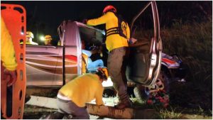 Este pick up atropelló a un hombre, quien murió debido a las graves lesiones. Foto / Cortesía Comandos