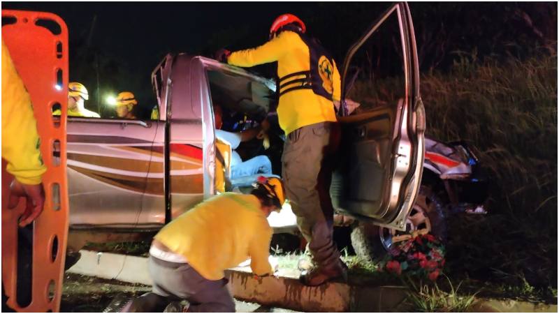 Este pick up atropelló a un hombre, quien murió debido a las graves lesiones. Foto / Cortesía Comandos