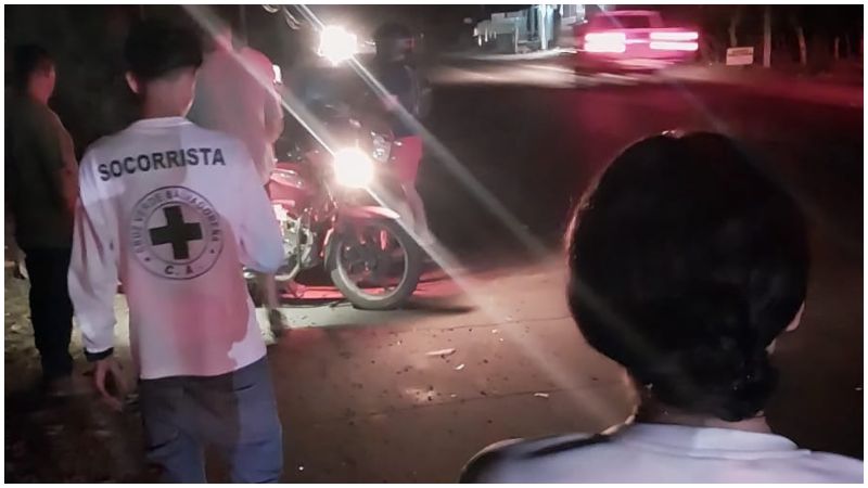 Una pareja que se conducía en una moto embistió al peatón. Foto / Cortesía