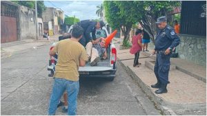 Agentes policiales lograron arrestar al agresor. Foto / Cortesía