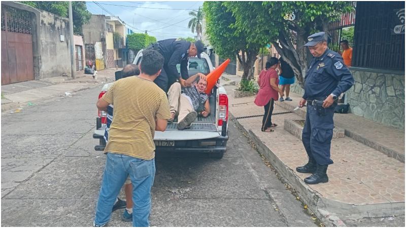 Agentes policiales lograron arrestar al agresor. Foto / Cortesía