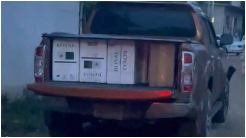 En la cama del pick up fueron encontradas cajas de cigarrillos de contrabando. Foto / Cortesía