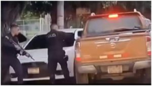 Policías apuntaron a quien se conducía en el vehículo, pero logró huir. Foto / Cortesía