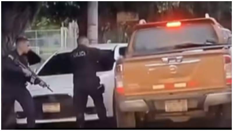 Policías apuntaron a quien se conducía en el vehículo, pero logró huir. Foto / Cortesía