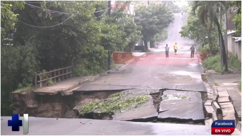 Algunos habitantes no pudieron pasar debido a la restricción. Foto / RSM Noticiero Hechos