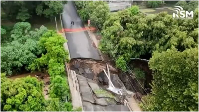Toma aérea que muestra los daños del puente. Foto / RSM Noticiero Hechos