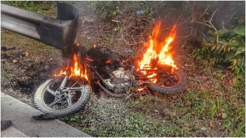 El motociclista presentaba quemaduras en todo su cuerpo, pero fue auxiliado y trasladado al hospital. Foto EDH / Cortesía.