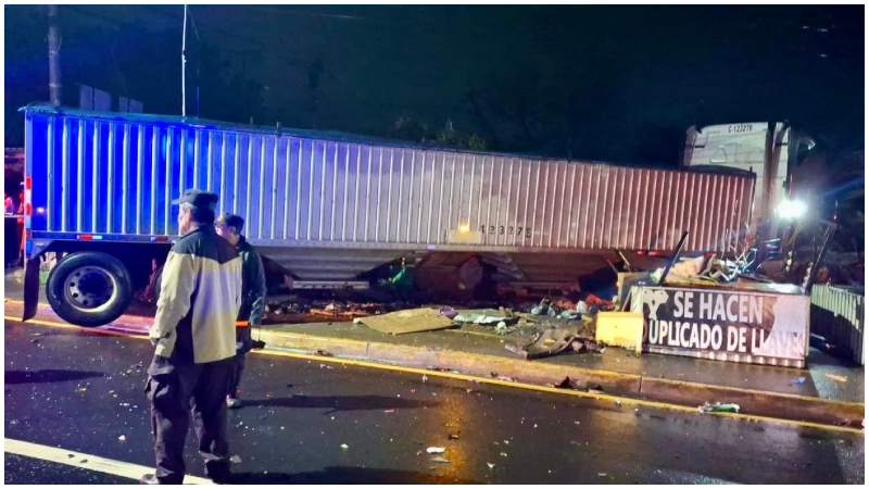 La rastra perdió el control hasta quedar en los locales. Foto / Cortesía