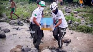 El cuerpo de un hombre fue recuperado por lugareños de la comunidad El Jute y socorristas de Cruz Verde Majahual. Foto: Cruz Verde Salvadoreña