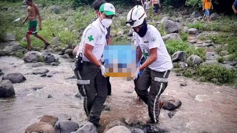 El cuerpo de un hombre fue recuperado por lugareños de la comunidad El Jute y socorristas de Cruz Verde Majahual. Foto: Cruz Verde Salvadoreña