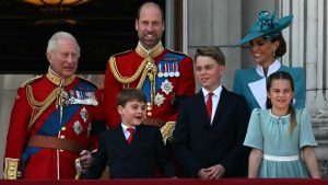El rey Carlos III de Gran Bretaña, el príncipe William, sus hijos, los príncipes Louis y George de Gales de Gran Bretaña; la princesa Kate de Gales de Gran Bretaña y la princesa Charlotte sonríen desde el balcón del Palacio de Buckingham tras asistir al desfile del cumpleaños del rey.