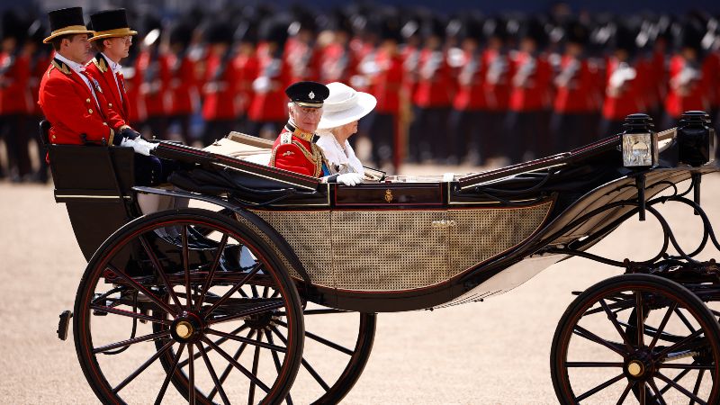 El rey Carlos III y la reina Camila de Inglaterra regresan al Palacio de Buckingham desde el Desfile de la Guardia Real en Londres durante el Desfile del Cumpleaños del Rey, "Trooping the Colour", el 14 de junio de 2025.