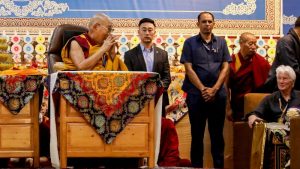 El Dalai Lama (izq.) habla con el actor estadounidense Richard Gere (der.) durante una ceremonia de ofrenda de la Oración de Larga Vida en el Templo Principal Tibetano en McLeod Ganj, cerca de Dharamsala, el 30 de junio de 2025.