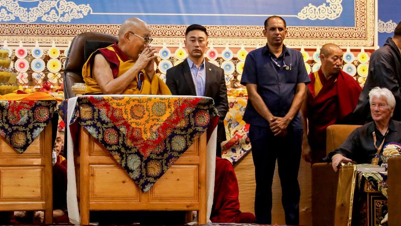 El Dalai Lama (izq.) habla con el actor estadounidense Richard Gere (der.) durante una ceremonia de ofrenda de la Oración de Larga Vida en el Templo Principal Tibetano en McLeod Ganj, cerca de Dharamsala, el 30 de junio de 2025.