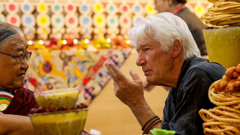 Richard Gere (der.) habla con Sakya Trizin, líder espiritual tibetano, antes del inicio de la ceremonia de ofrenda de la Oración de Larga Vida.