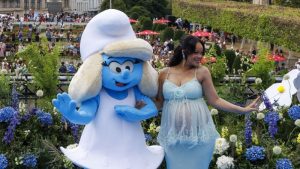 Rihanna posa con Pitufina en el estreno mundial de la nueva película 