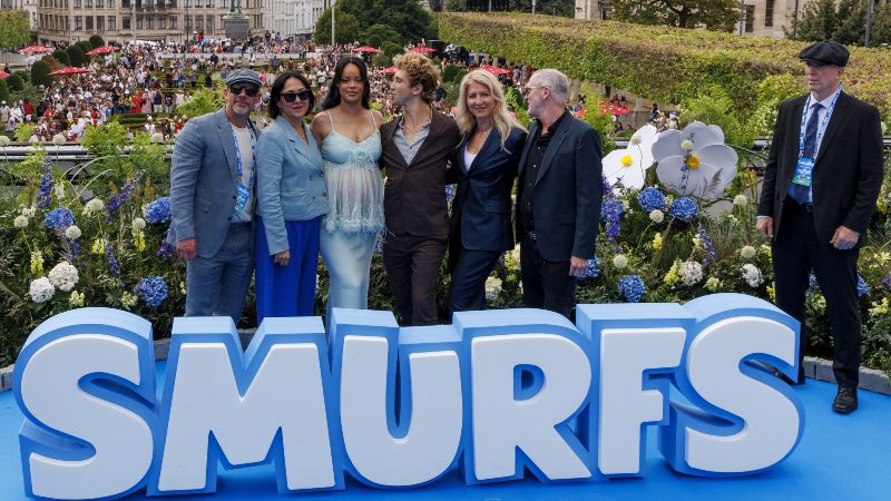 Rihanna junto a algunos compañeros del nuevo filme.