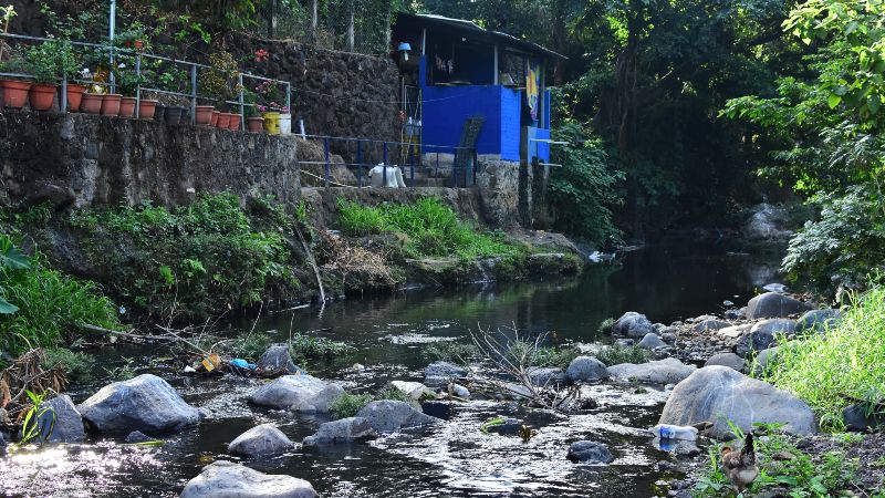 Casas de San Antonio del Monte depositan sus aguas servidas al río Los Milagros, siendo una fuente de contaminación. / 