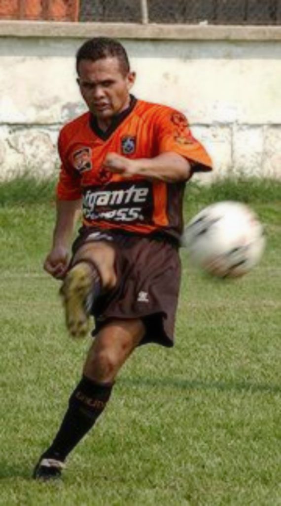 Roberto Catalnica Martinez Soccer El Salvador helps 01