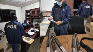 Auxiliares de la Fiscalía en allanamiento. El ente no precisó si incautó evidencia. Foto: FGR