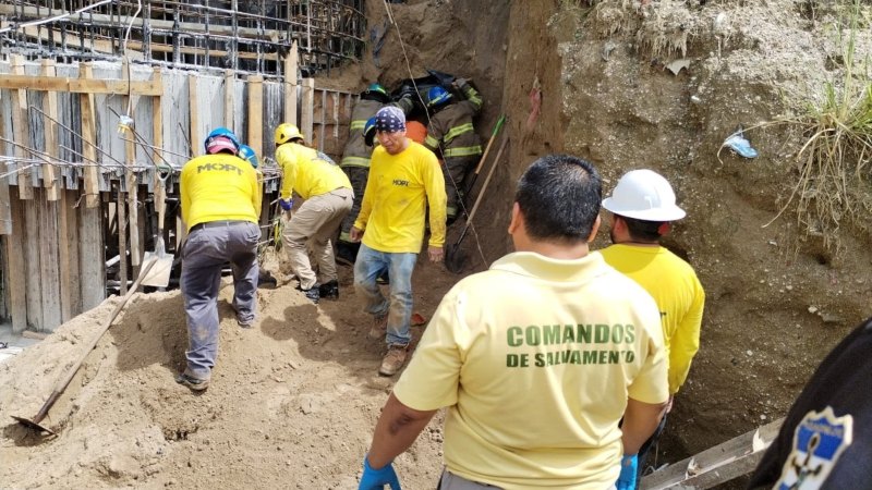 Socorristas, bomberos y trabajadores en las labores de rescate. Foto: Cortesía