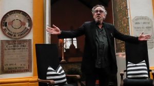 Tim Burton participó en una Master Class en el Panteón Dolores, en Ciudad en México.