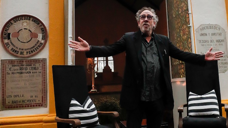Tim Burton participó en una Master Class en el Panteón Dolores, en Ciudad en México.