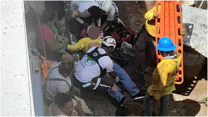 La víctima sufrió una caída de seis metros de altura. Foto / Cortesía Cruz Verde