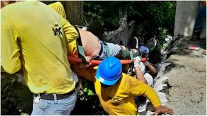 Sus compañeros apoyaron en sacarlo hasta la ambulancia. Foto / Cortesía Cruz Verde