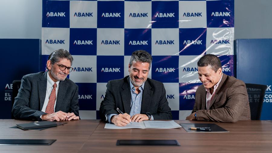 Representantes de Banco ABANK y Oikocredit durante la firma del acuerdo que permitirá fortalecer la cartera de microcréditos. Foto EDH/ Cortesía