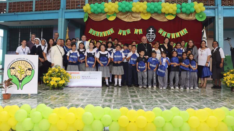 El apadrinamiento beneficiará a 200 niños salvadoreños, brindándoles atención integral en educación, salud y bienestar emocional. Foto EDH/ Cortesía  