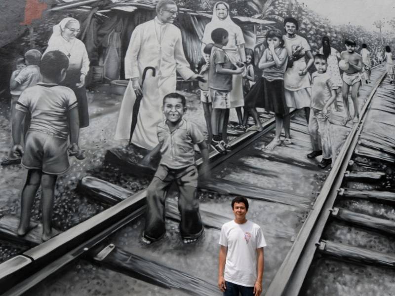 Abraham Osorio con pieza dedicada a Monseñor Romero