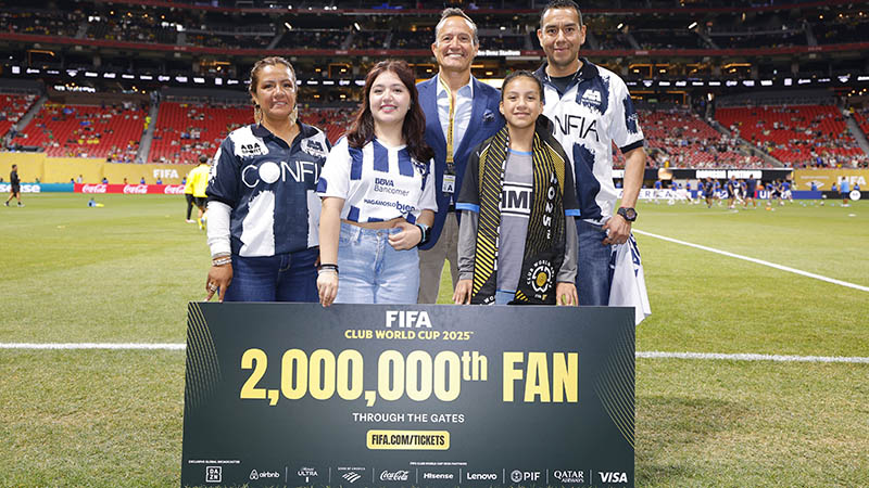Francisco Mendoza se convirtió en el aficionado dos millones del Mundial de Clubes FIFA. Foto: Cortesía FIFA Media