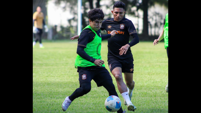 Los emplumados Ricardo Villatoro (i.) y Dixon Rivas, en la práctica del equipo. Foto: Cortesía CD Águila