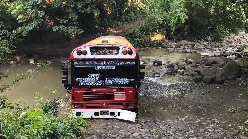 El autobús presenta daños en algunas de sus partes tras varios intentos por continuar su marcha en Ahuachapán Sur. / 