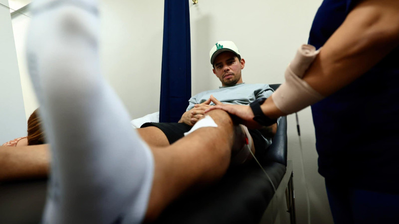 El defensor de la Selecta, Alex Larín, en recuperación en el la Clínica del Indes. Foto: Cortesía Indes